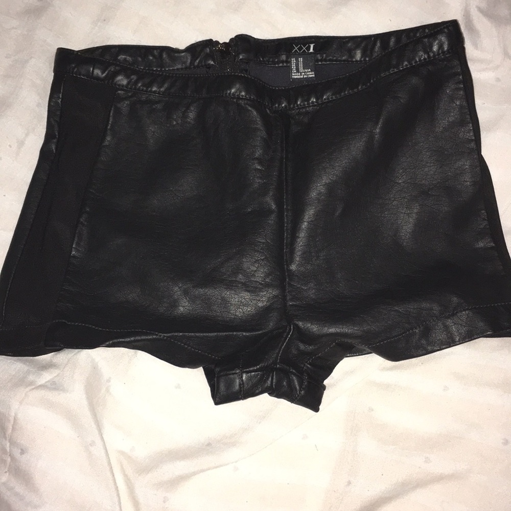 Black shorts w/a fabric stripe detail on the sides